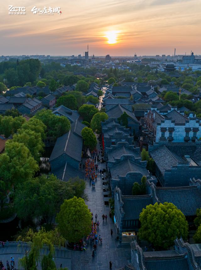 把冬天的第一张落日存进手机，春天我们替你留着第二场黄昏