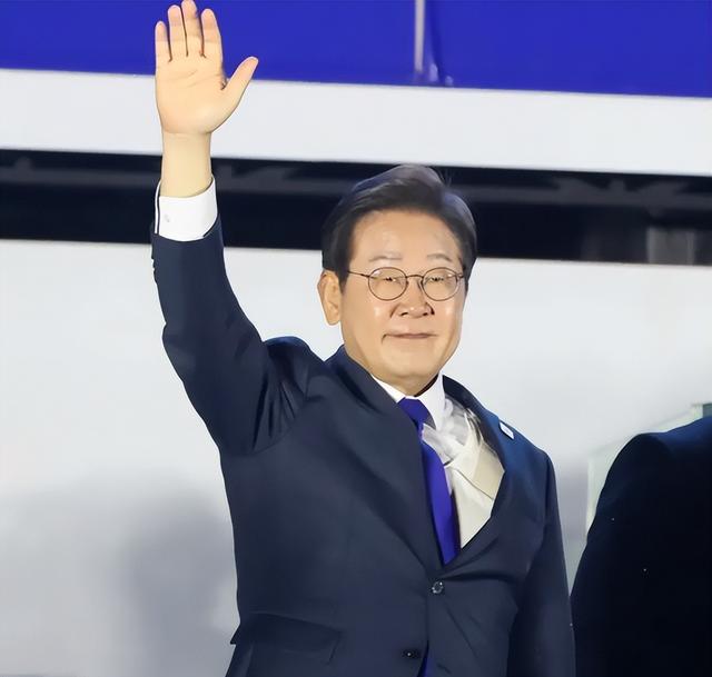 中美谁都得罪不起！中国九三阅兵越来越近，李在明开始着急了，紧急派人要访问中国?