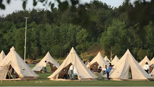5年倒闭10家热门景区，年轻人穷游住帐篷，文旅地产梦碎一地