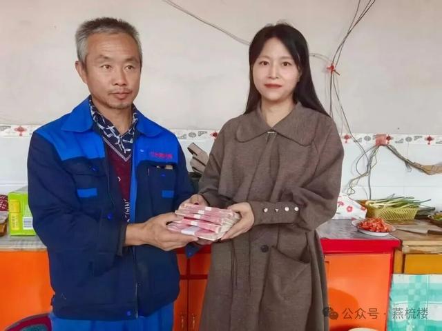 泪目！残疾拾荒者跪地资助女孩，结局却令人心碎