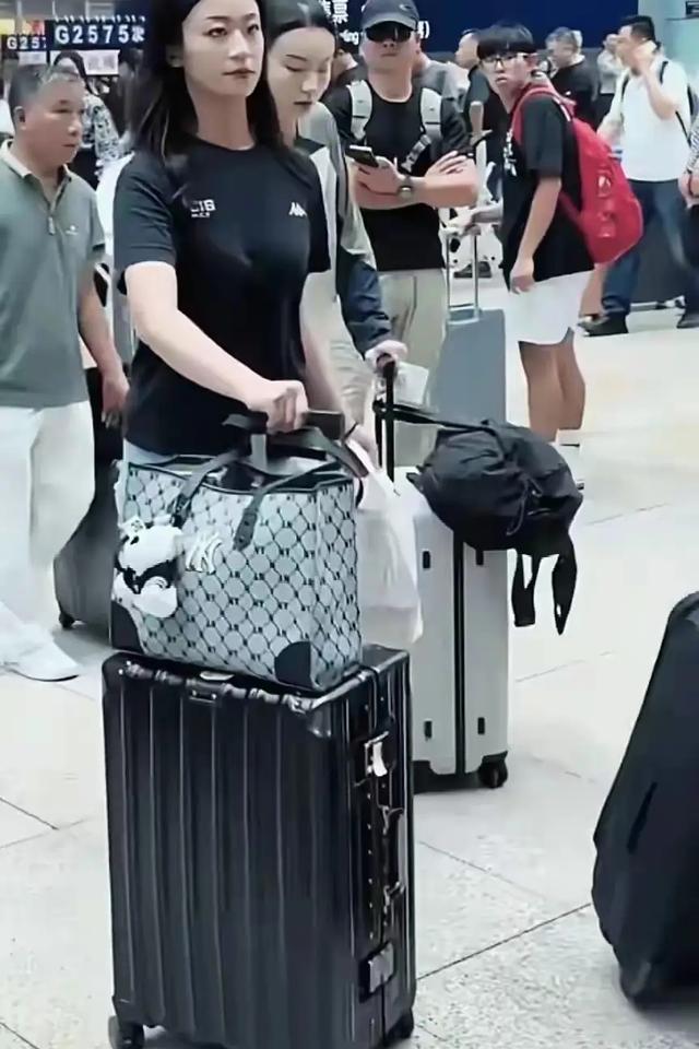 93阅兵女兵返程，部分靴子来不及换，个个都长得高，英姿飒爽真靓