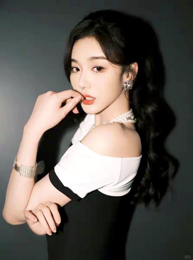 孔雪儿黑丝美腿杀疯了！纯欲风性感又高级