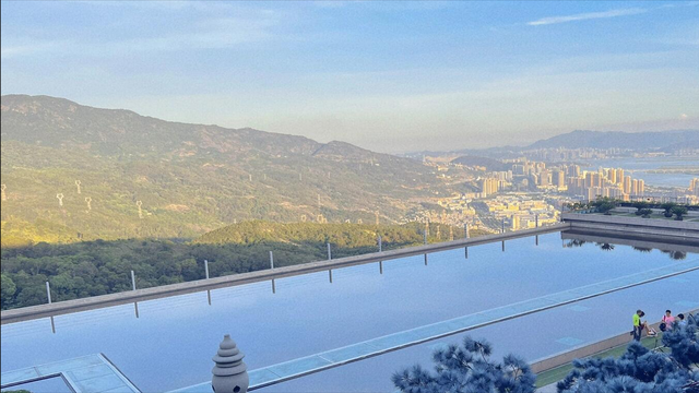 鼓山深处小众静谧寺庙，名气虽没涌泉寺大，但也是座绝美的观景台