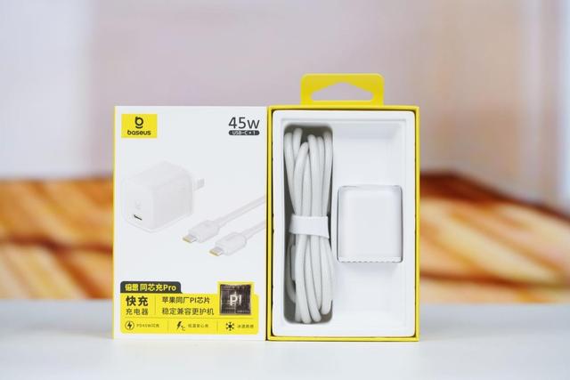 iPhone 17快充“绝配”！倍思同芯充Pro测评：45W满血充+同芯护机