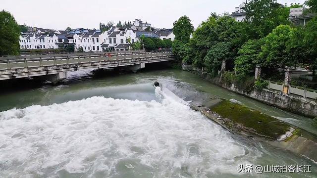 成都漂亮的水乡古镇，距市区仅22公里，享有“小都江堰”美誉！