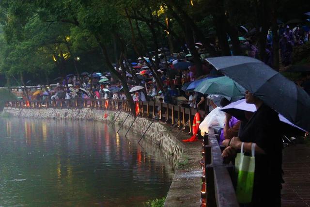 千山夜游客流如织