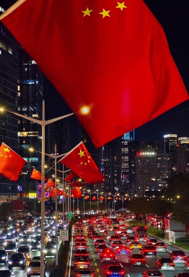 国庆出游人已“认怂”：高铁站练“金鸡独立”，长城挤成人肉沙包
