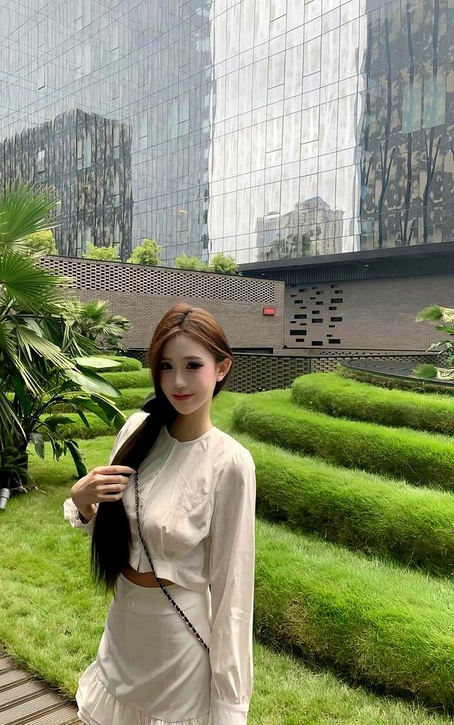 奶白套装：在都市绿洲里的清甜少女感