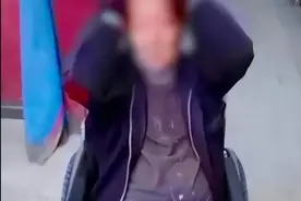 老人被养老院捆绑铁柱上，女儿声泪控诉，知情人曝内幕：是惯犯！图片