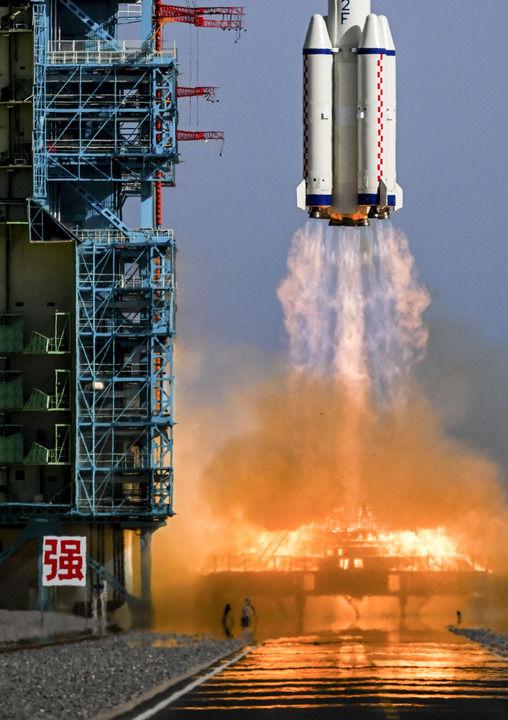 牛！顶住了空间碎片撞击，神舟二十准备返回：或带回国宝级航天服