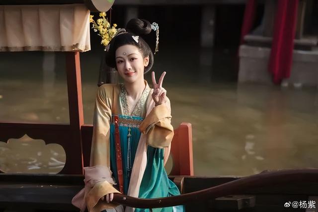 杨紫晒出和李现、张雅钦的合照