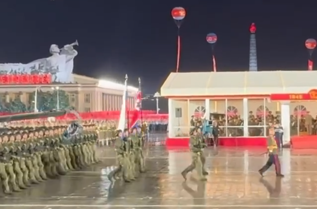 朝鲜领导人雨中大阅兵，当着中俄贵客的面，亮出了对美战略底牌