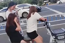 笑喷！社死的30秒如此漫长：两女子不戴头盔被一群“小交警”教育图片