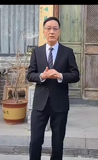 63岁冯远征带71岁妻子梁丹妮回陕西韩城老家	，两人牵手逛景点