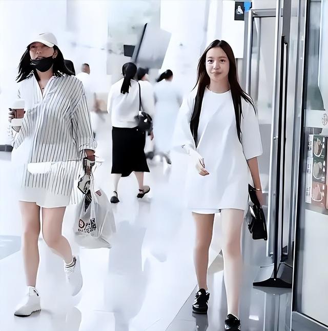 贼心不死！劣迹艺人赵薇走投无路，15岁女儿成她的最后一根稻草