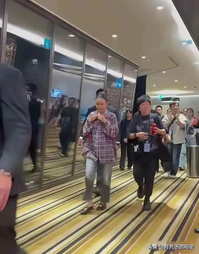 57岁那英街头素颜照流出,网友:根本认不出来,素颜像农村阿姨