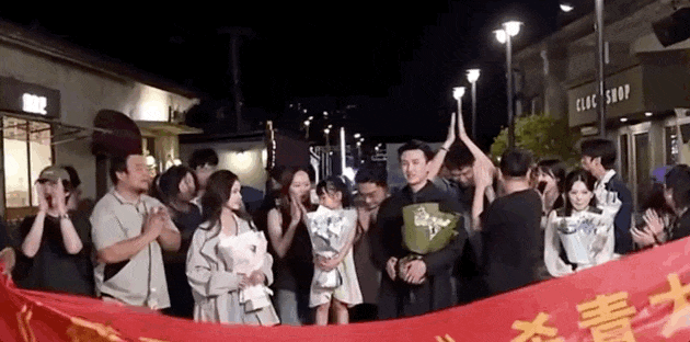 你俩不对劲，怎么戏外也这么好磕？原地结婚吧！