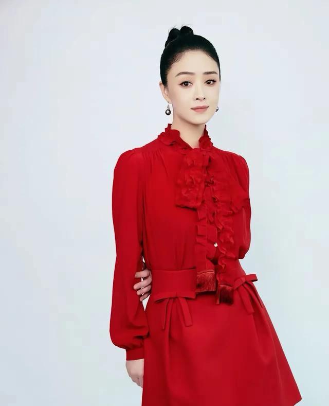 蒋欣在中秋晚会上的造型，真的好漂亮，还是瘦了好看