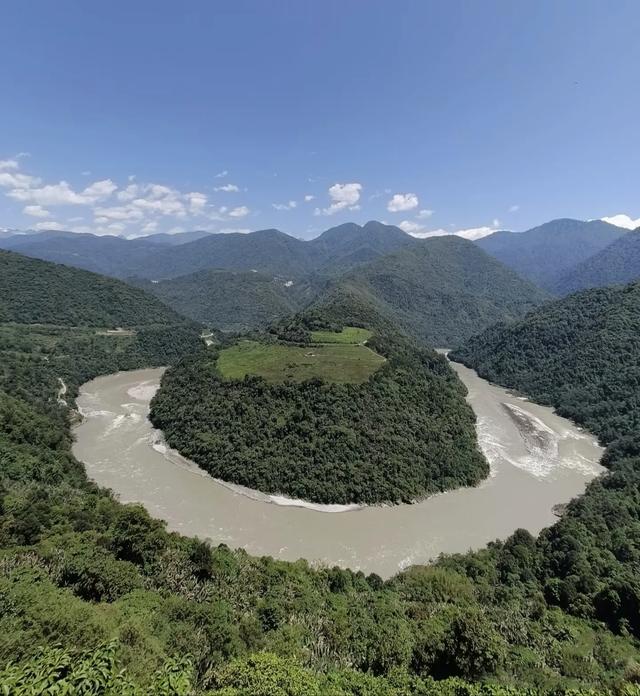 墨脱县在西藏林芝市，这里气候温暖湿润，有扎墨公路和派墨公路