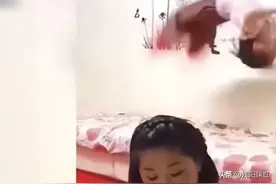 厉害！小女孩沙发上连续后空翻惊呆众人，网友：快喊国家队来领人图片