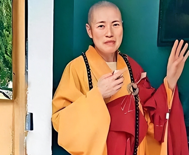 揭秘尼姑庵真相：表面佛门实则妓院，穿黑丝戴假发，香客人来人往