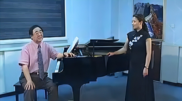 不结婚怎么解决生理需求？56岁的歌唱家张也	，用行动给出了答案