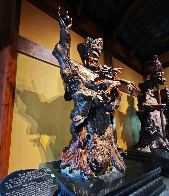 参观根宫佛国博物馆