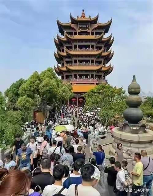 武汉五一挤到失控，终于明白：这座城爆红，根本不靠运气