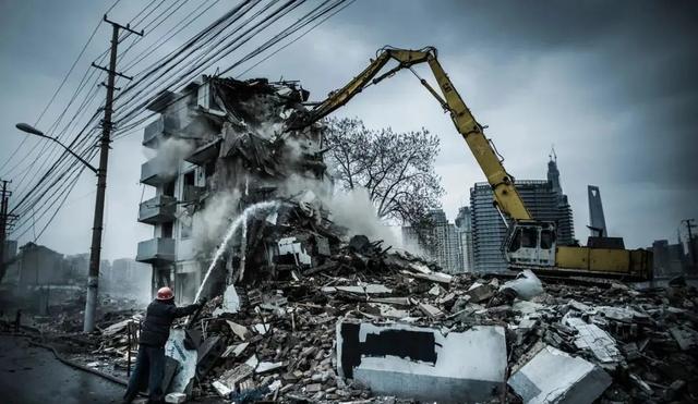 外婆总说“阁楼有鬼”，拆迁挖掘机挖出了一段跨越生死的禁忌之恋