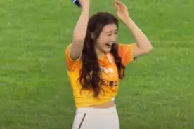 陈梦踢足球也好厉害！卷发、短裙新造型惊艳亮相图片