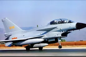 黄海上空“拼刺刀”，歼-10C强势驱逐澳军机，骑脸发射热焰弹图片