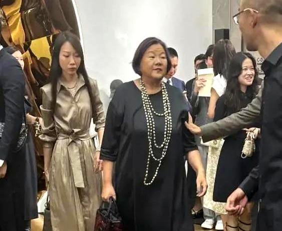 陈凯歌前妻洪晃京郊院子曝光，百平空地长草，网友：哪像名门小院
