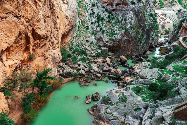 探秘山东诸城恐龙涧峡谷：1.5亿年地质奇观与恐龙化石宝库