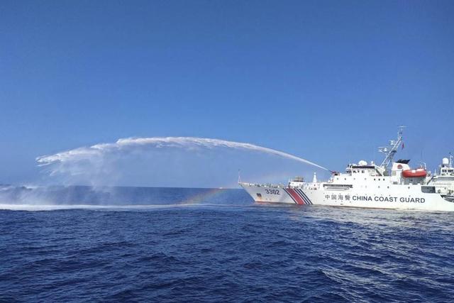 央视首次曝光：仁爱礁冲突，中国海警拖离菲船只，菲士兵已掏出枪