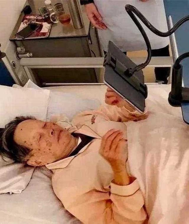 杨振宁追悼会确定	，生前状态曝光，意外摔跤住院，翁帆或早有预料