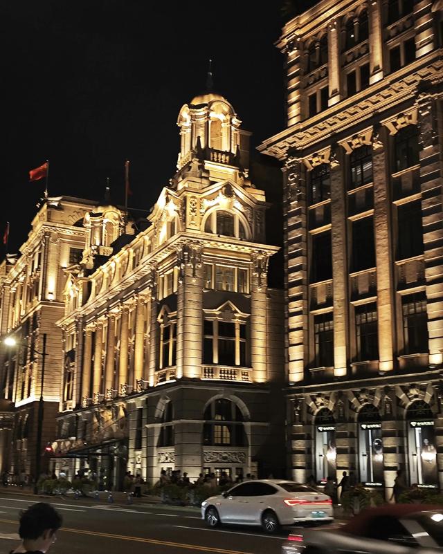 上海外滩近代建筑群夜景，让很多人停下了脚步！