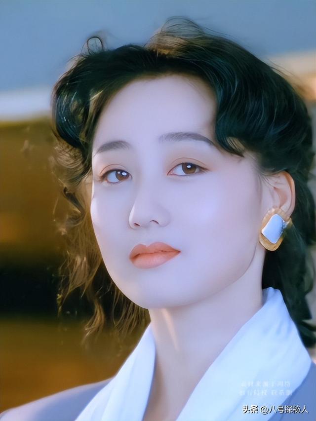 利智风流史:被4男人抛弃，传闻与赌王生3子女，“吊”李连杰10年