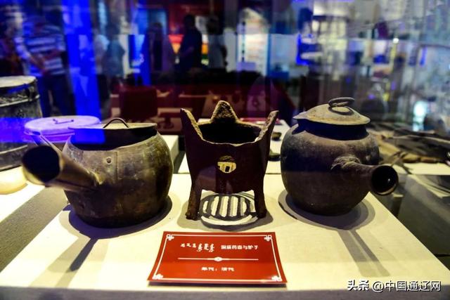 博物馆的玻璃柜内外：千年蒙医药的过去被珍藏，未来正在书写……