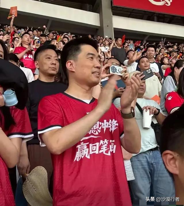 理想董事长李想携太太现身比赛现场，生了5孩子 身材丝毫不输明星