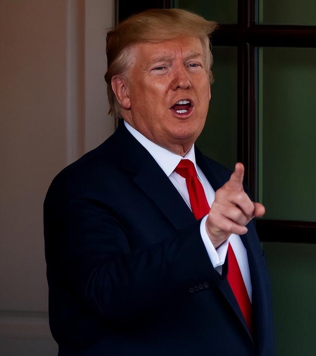 僵持数周两艘中国油轮返航，特朗普楞在原地，5000万桶油卖不出去