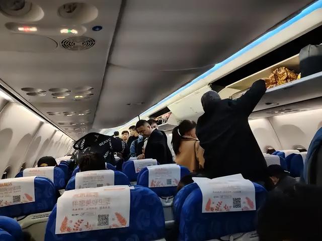 日本机场挤满了回国的人：有人提前结束行程，有人辞工返华