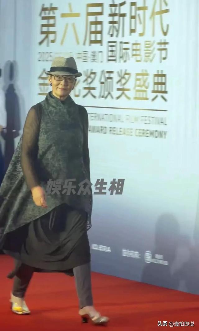 恶心一幕出现了！张凯丽因不得体穿搭被热议，刘晓庆的话得到印证