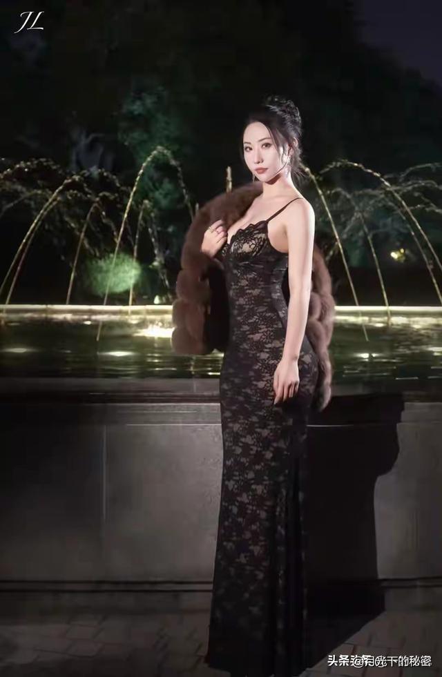 哇塞！这身材！这样貌！这腿！感觉她太吃亏了	，根本没现实中好看