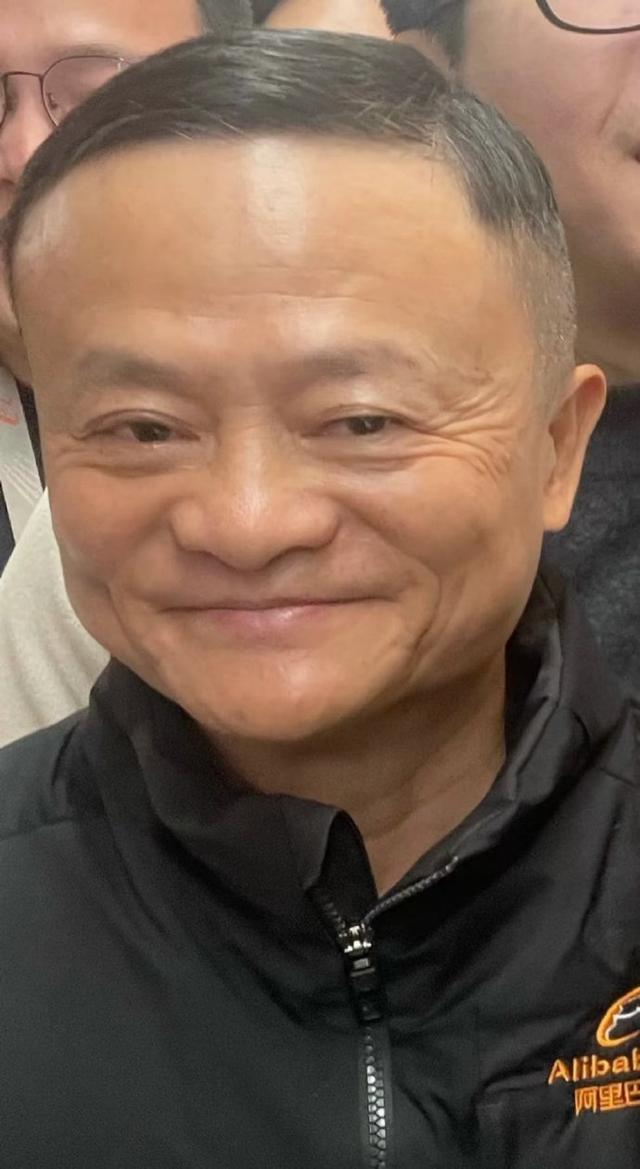 马云年纪上来了，面部发福，没有了以前那瘦瘦的形象看着还顺眼 ​