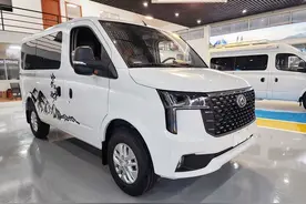 12万多能下地库的小房车，长五米6座3卧，带卫浴内外有厨房图片