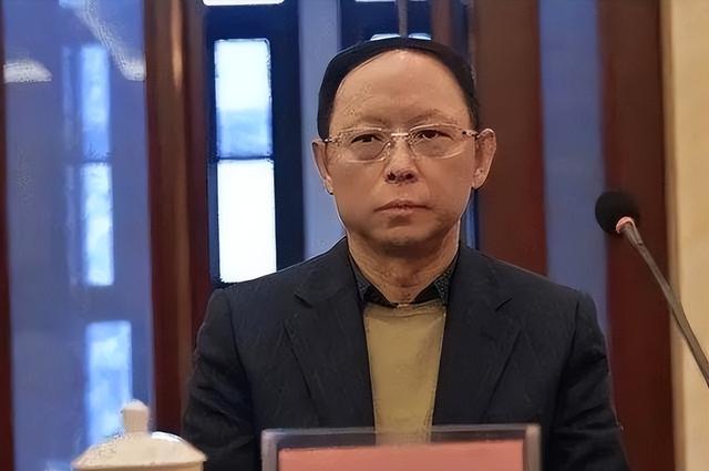 一家子全是美籍，却还在国内“捞金”，年赚4亿，账上还存有130亿