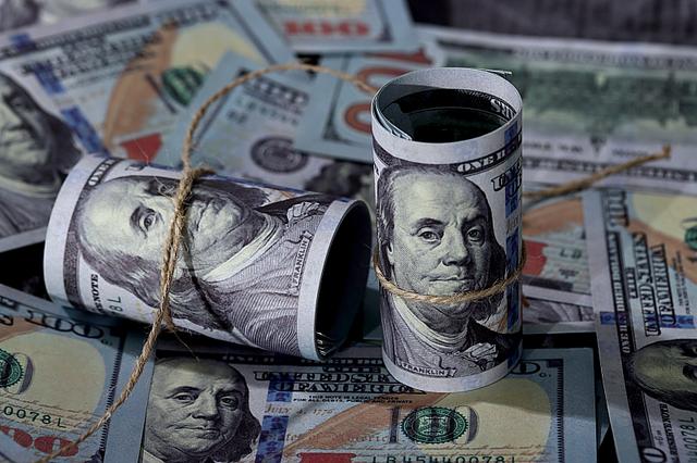 美元霸权动摇？美国债务高达26.2万亿元，中国抛美债停不下来