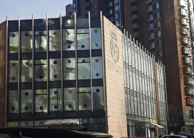 李亚鹏事件再升级！房东助理揭内情，暗指忘恩负义，当地居民发声