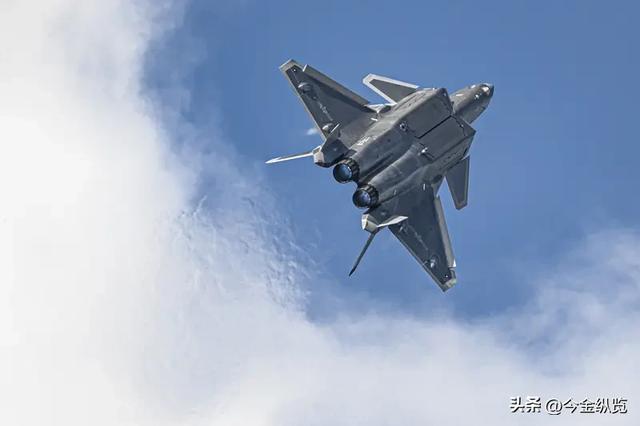 中国六代机首次"双机裸飞"	，美媒惊呼技术碾压西方，重写空战规则