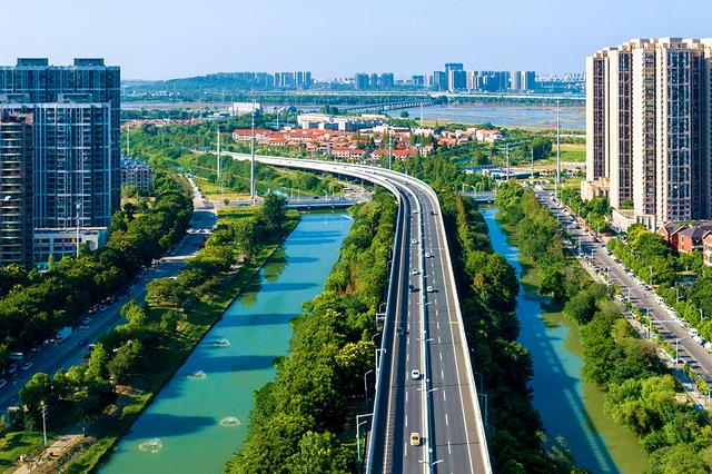 武汉是座生态宜居城市，高楼林立的城市中间分布着百山百湖